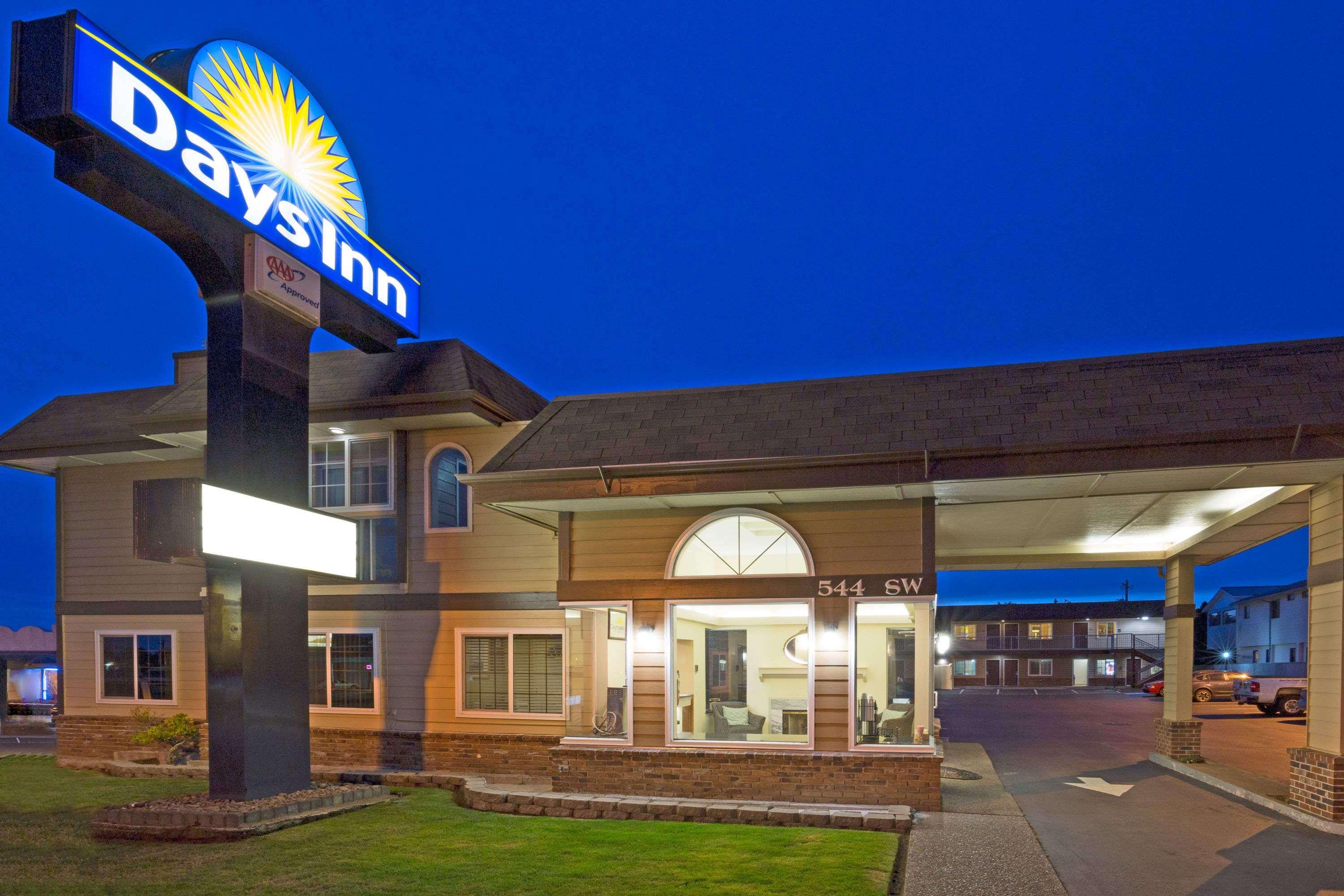 Days Inn By Wyndham Newport Or Dış mekan fotoğraf