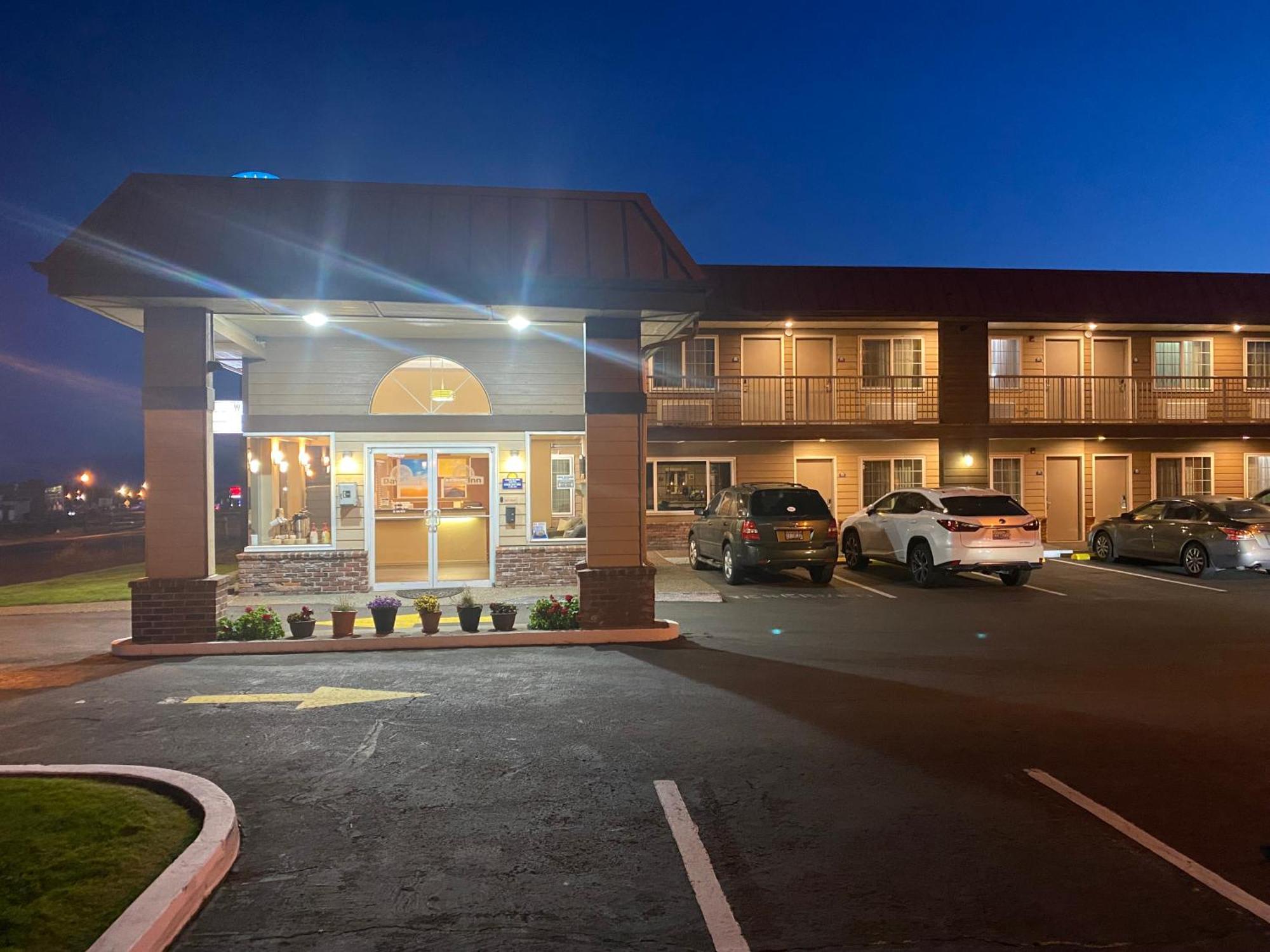Days Inn By Wyndham Newport Or Dış mekan fotoğraf