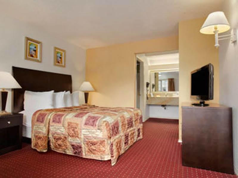 Days Inn By Wyndham Newport Or Dış mekan fotoğraf